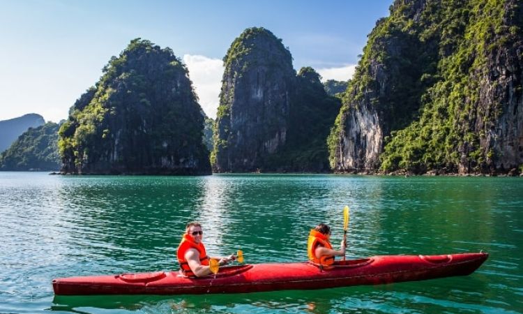 kayaking_halong_bay_vietnam